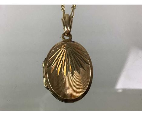 OVAL LOCKET ON CHAIN, the locket nine carat gold back and front, on a nine carat gold chainQty: 4.3g