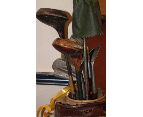 SET OF VINTAGE GOLF CLUBS 