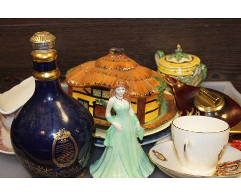 SELECTION OF CERAMICS
including a Carlton Rouge Royale 'Aladdins Lamp' lighter, Wedgwood lustre sugar bowl, a Glenfiddich 18 