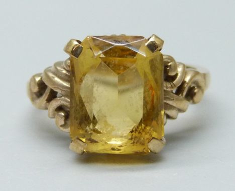 A 9ct gold, emerald cut citrine ring, 4.2g, K 