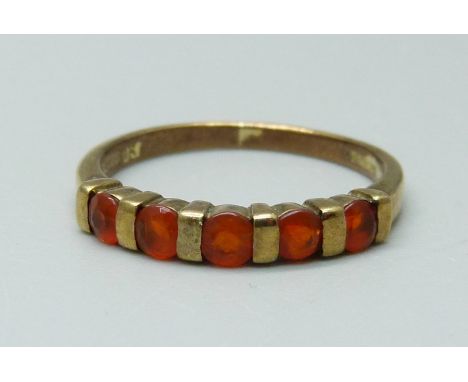 A 9ct gold and orange stone ring, 2.4g, S 