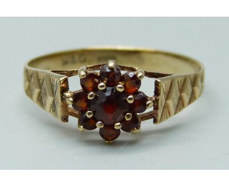 A 9ct gold, garnet cluster ring, 1.5g, Q 