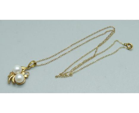 A 14ct gold and pearl pendant on a fine 9ct gold chain, 2.3g 