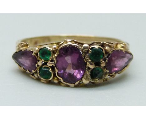 An antique yellow metal, emerald and amethyst ring, 1.7g, K/L 