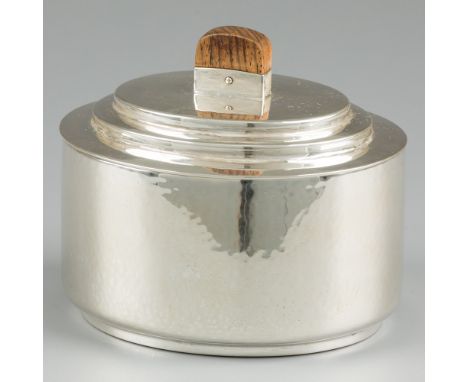 Art Deco tea caddy, silver. Oval model in Art Deco silver, with hammered details and wooden finial on removable lid. Germany,