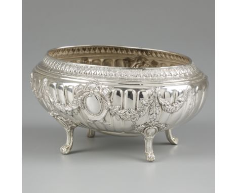 Jardiniere silver. Decorated with fluting, garlands and vacant cartouches. Standing on four legs. Belgium, Brussels, Altenloh