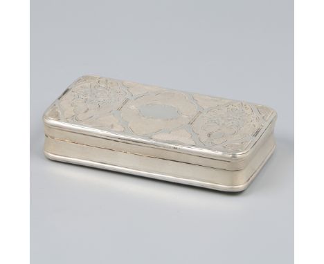 Snuff box silver. Rectangular model with floral engravings including amphora vases with flower arrangements. The bottom is ri