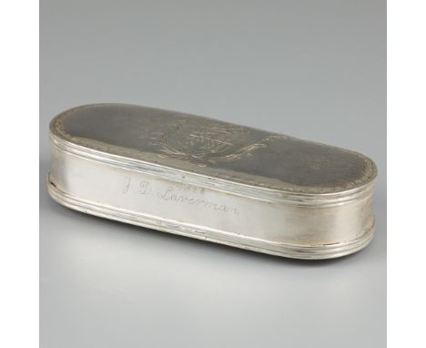 Silver tobacco box, Klaas &amp; Djurre Djurrema, Dokkum (Friesland) 1826. Beautiful oval tobacco box with coat of arms in car