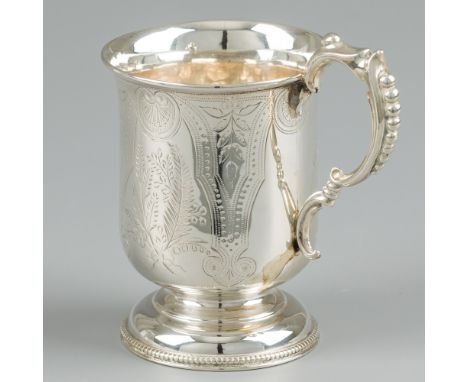 Drinking cup silver. Richly decorated with engravings of a.o. palm leafs and shells. With reinforced lip, pearl rim on foot a