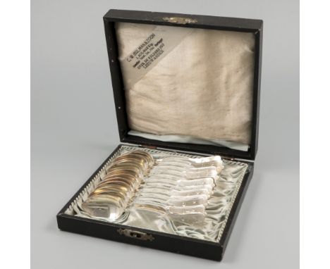 12-piece set of silver tea/coffee spoons. Supplied with engraved decorations and provided with a case. The Netherlands, Zeist