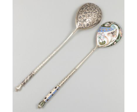 2-piece lot of sugar spoons / scoops (niello and cloisonné enamel), silver. A lot consisting of two Russian sugar scoops. One