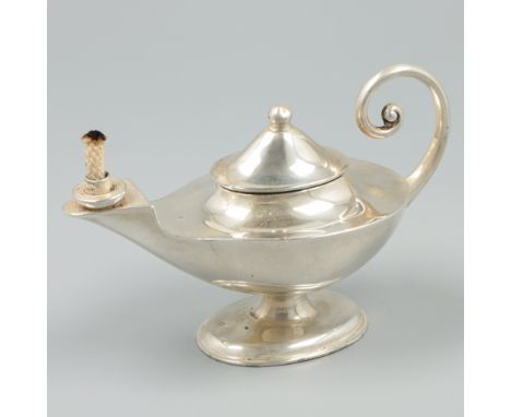 Cigar lighter silver. Designed as an Roman oil lamp on a foot with a curled handle. United Kingdom, Sheffield, Roberts &amp; 