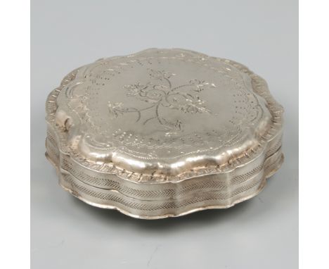Pill box silver. Beautiful model with engraved decorations. The Netherlands, second half of the 19th century, hallmarks: lion