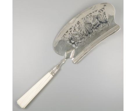 Fish server silver. Large model with openwork slice and fine twisted rope rim. The Netherlands, Amsterdam, Pieter Lodewijk Ur