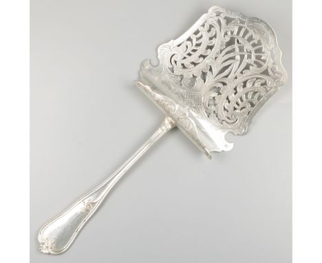 Asparagus server silver. Beautiful model with openwork slice, with moulded and engraved decoration. Belgium, early 20th centu