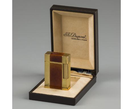 S.T. Dupont lighter. Beautiful lighter with brown laque-de-Chine, gilding and in original case. France, Paris, S.T. Dupont, 2