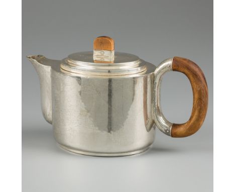 Teapot Art Deco, silver. Oval model in Art Deco silver, with hammered details, wooden handle and wooden finial. Germany, ca. 