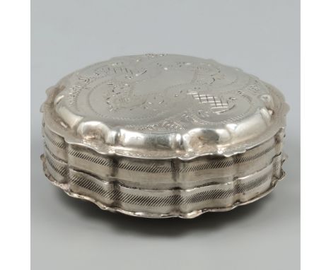 Pill box silver. Round model with lobed shapes and engraved Biedermeier decoration. The Netherlands, Schoonhoven, Gerrit Regt