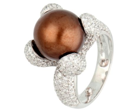 18K White gold entourage ring set chocolate Tahiti pearl with approx. 2.5 ct. and diamonds. Set with chocolate Tahiti pearl a