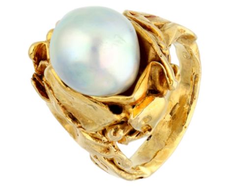 Monhof 18K yellow gold designer ring with baroque South Sea pearl. Handmade ring by the Belgian designer Simonne Muylaert-Hof