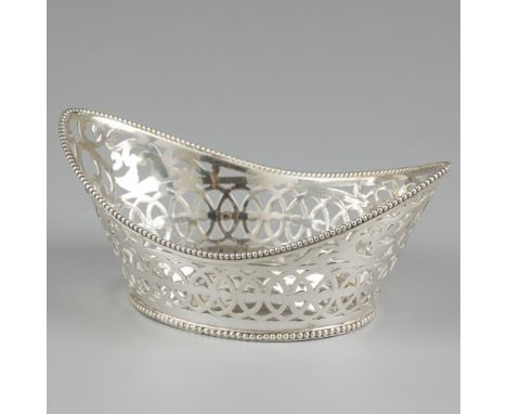 Bonbon / sweetmeat basket, silver. Boat-shaped model with pearl rims and pierced sides. The Netherlands, Hoorn, J. Mes, 1919,