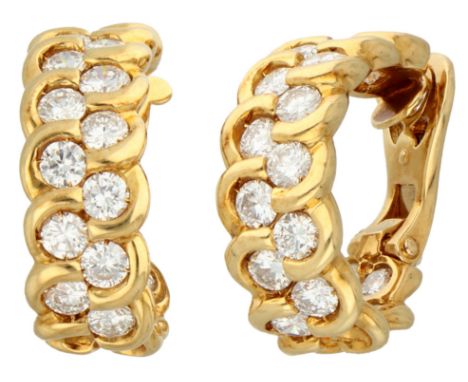 Parure Patek Philippe 18K yellow gold ear clips with diamond. Ear clips from the 1990s set with 42 brilliant cut diamonds of 