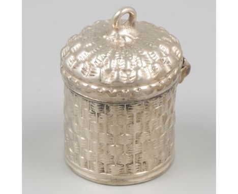 Silver thimble box, Hendrik Griste senior, Amsterdam ca. 1765. Beautiful model in the shape of a woven basket. The lid has a 