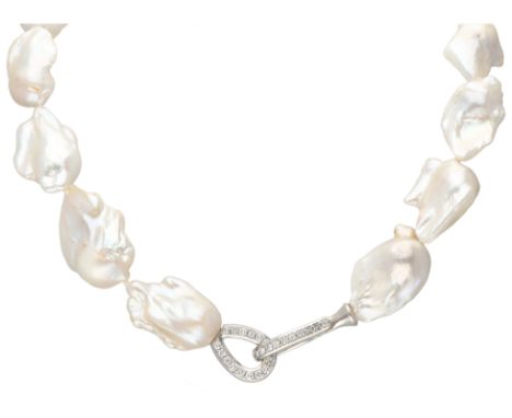 Fireball pearl necklace with 18K white gold lock set with approx. 2.5 ct. diamond. Fireball pearls possess a lot of orient. 1