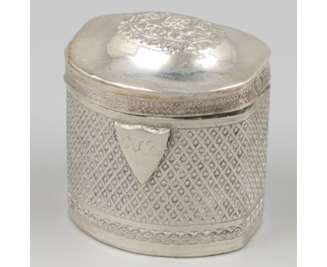 Loderein box silver. Beautiful model with guilloche pattern decoration, band of palmettes and cartouche. Netherlands, Schoonh