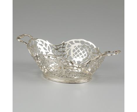 Bonbon / sweetmeat basket silver. Oval model with openwork side and engraved details. The Netherlands, Amsterdam, J. Postmus,
