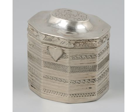 Loderein box silver. Beautiful model with heart-shaped vacant cartouche. The Netherlands, Leeuwarden, Paulus Riddersma Cabboe