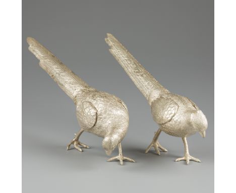 Couple pheasant table showpieces, silver. A pheasant couple with hinged wings and many details a.w. a fine feather pattern. D