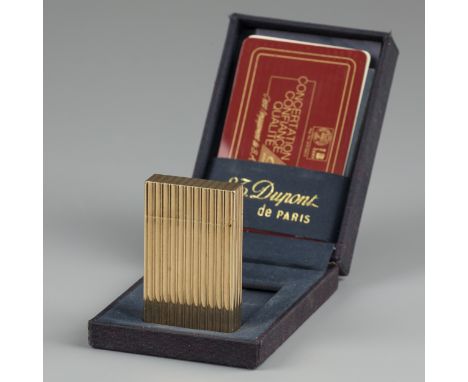 S.T. Dupont lighter. Beautiful lighter complete with original box and papers. France, Paris, 20th century - signs of wear. 10