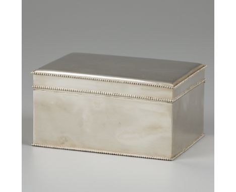 Silver biscuit box, Hendrik Smits, Amsterdam 1800. Beautiful rectangular biscuit box with pearl rims. The Netherlands, Amster