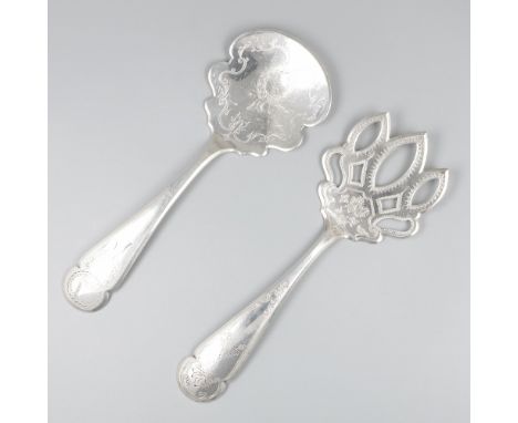 2-piece lot pastry / pie servers, silver. Lot of two pastry / pie servers, one model with a trident-shaped blade. Both with e