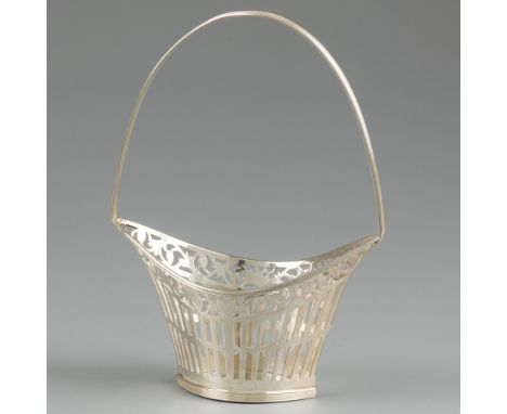 Silver "bruidsuiker" (bridal sugar) basket, Cornelis Knuysting, Rotterdam 1807-1809. Boat-shaped model with handle, openwork 