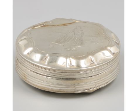 Peppermint box silver. Round model with edging. The lid with a scalloped border and decorated with an engraved traditional sa
