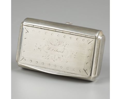 Snuff box / tobacco box, silver. Rectangular model with engraved decoration including a cartouche. The inside is gilded. Fran