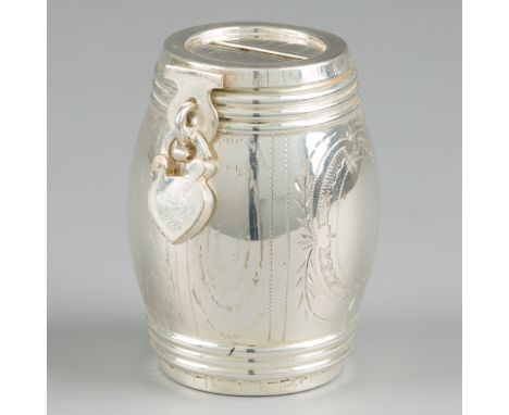 Money box with lock, silver. Model in barrel shape. With engraved decorations, gilded interior and a lock. Germany / Netherla