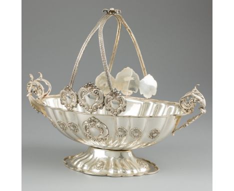 Silver showpiece / table piece / jardiniere. Imposing oval showpiece on foot. With handle and shell-shaped / lobed bowl. Ador