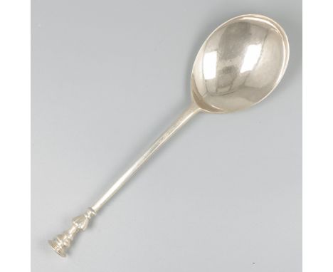 Silver seal-top spoon, London 1763. A so-called seal-top or seal finial spoon, crowned with a vase-shaped baluster with an ov