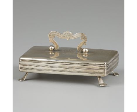 Teaspoon / tobacco box silver. Former tobacco box made into a teaspoon box. Equipped with engraved decorations and brazed leg