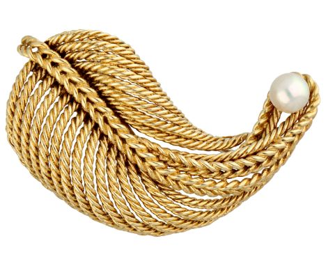 Grosse feather brooch with cultivated pearl. Braided feather brooch from 1963 by the company Grosse set with a cultivated pea