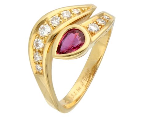 18K Yellow gold stylized snake ring set with approx. 0.27 ct natural ruby ??and diamond. Set with pear faceted natural ruby ?