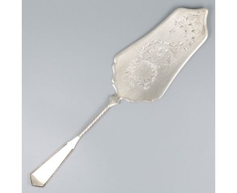 Cake / pastry server, silver. With engraved Jugendstil decoration, twisted stem and pearl rim. The Netherlands, Schoonhoven, 