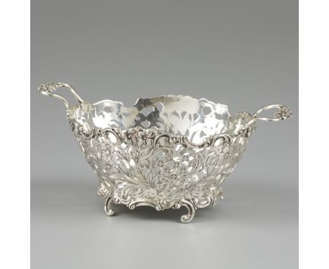 Bonbon / sweetmeat basket, silver. Moulded model with openwork side. Decorated with rocailles, soldered handles and engraved 