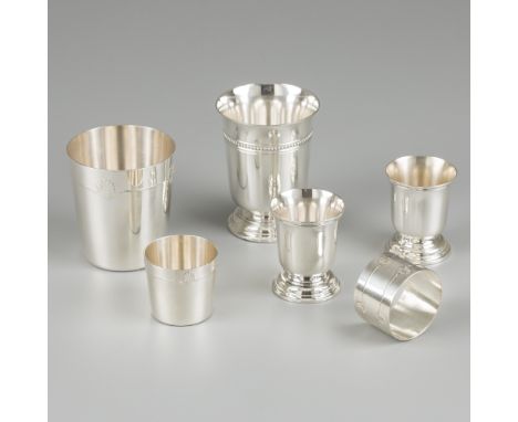 Christofle 6-piece lot various, silver-plated. Beautiful lot consisting of two drinking cups, egg cups and a napkin ring. Fra