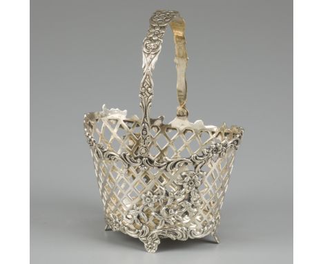 Bonbon / sweetmeat handle basket silver. Moulded model with rocaille and flower decoration. With handle. The Netherlands, Sch