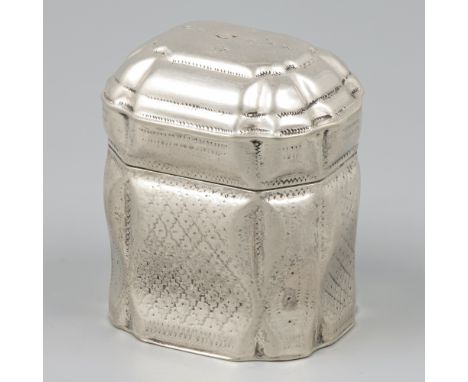 Loderein box silver. Beautifully lobed model with engraved decoration. Netherlands, Joure, J.H. van der Meulen, 1966, hallmar