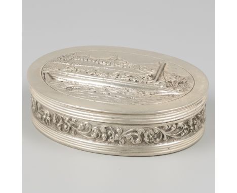 Snuff box silver. Oval model with reeded bands, moulded decoration and scene of a boat with passengers on the lid. The Nether